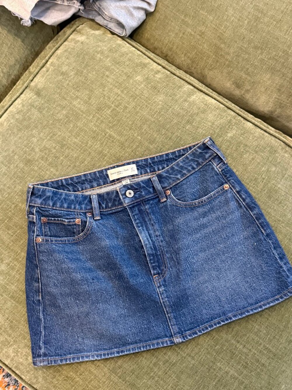 NWOT Curve Love Mid Rise Denim Mini Skirt Medium Wash |Abercrombie & Fitch